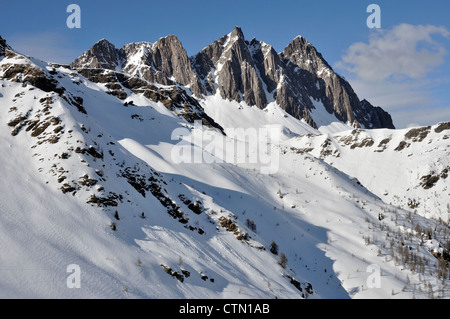 Colbricon Berglandschaft, Dolomiten Dolomiten mit Klippen und verschneite Hänge, erschossen in hellen Winterlicht Stockfoto