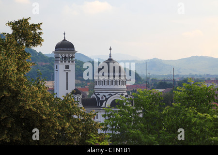 Die Holy Trinity Church befindet sich am nördlichen Ufer des Flusses Tarnava Mare in Sighisoara, Rumänien Stockfoto