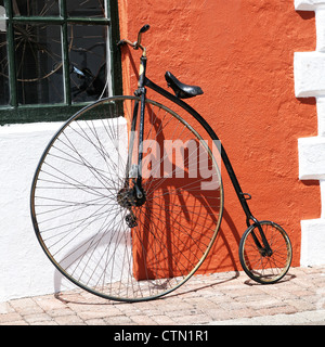 Ein antikes Fahrrad gelehnt Stuck Wand eines Gebäudes in Bermuda. Stockfoto