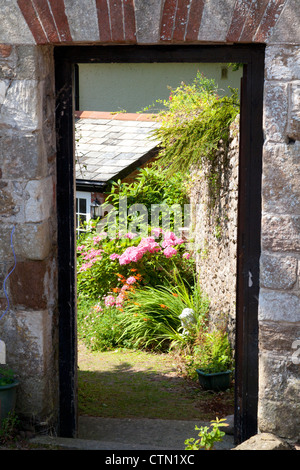 Cottage-Garten gesehen über Gateway, schon St Mary, Devon Stockfoto