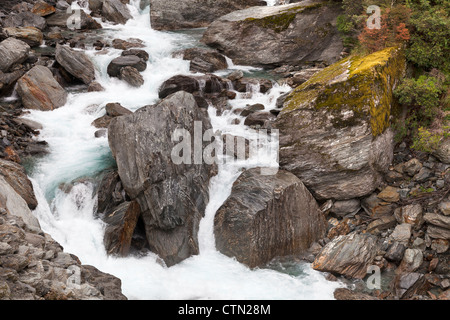 Riesige Felsbrocken aus der Tore von Haast Bridge, Haast Pass, Neuseeland 2 betrachtet Stockfoto