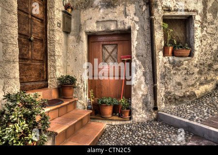 Vintage Holztüren, altes Haus und gepflasterten engen Straße in Stadt von Ventimiglia in Ligurien, Italien. Stockfoto