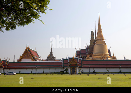 Der Grand Palace-Komplex, der vor allem von der königlichen Residenz und der Tempel des Smaragd-Buddha (Bangkok - Thailand) besteht. Stockfoto