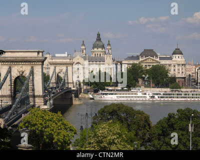 Blick auf die Skyline von Budapest mit St. Stephens Basilica, Gresham Palace und die Kettenbrücke über die Donau, Budapest, Ungarn Stockfoto