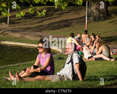 Leute sitzen in einem park Stockfoto
