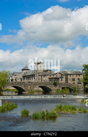 Riverside Hotel und Stramongate Brücke über den Fluss Kent, Kendal, Cumbria, England UK Stockfoto