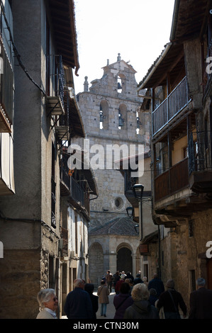 Kirche betrachtet von Calle Doctor Peña in San Martin del Castañar, Spanien, Europa Stockfoto