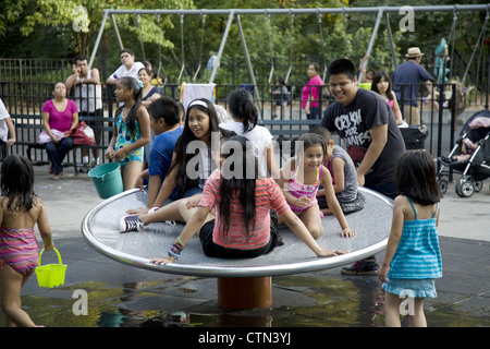 Kinder haben eine gute Zeit an der Vanderbilt-Spielplatz im Prospect Park, Brooklyn, NY an einem heißen Sommertag. Stockfoto