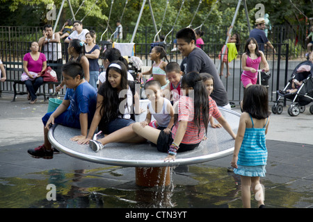 Kinder haben eine gute Zeit an der Vanderbilt-Spielplatz im Prospect Park, Brooklyn, NY an einem heißen Sommertag. Stockfoto