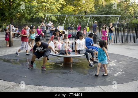 Kinder haben eine gute Zeit an der Vanderbilt-Spielplatz im Prospect Park, Brooklyn, NY an einem heißen Sommertag. Stockfoto