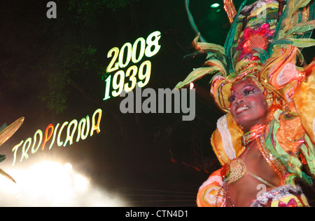 Tänzer auf der Bühne im Club Tropicana in Havanna, Kuba Stockfoto