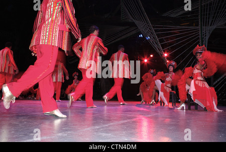 Tänzer auf der Bühne im Club Tropicana in Havanna, Kuba Stockfoto