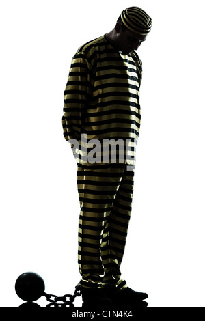 ein kaukasischer Mann Gefangene Verbrecher mit Kette Kugel im Studio isoliert auf weißem Hintergrund Stockfoto