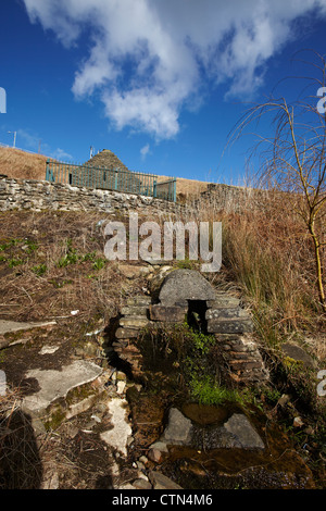 St Mary's gut, eine heilige gut auch bekannt als Ffynnon Messe mit der Kirche St Mary Penrhys, South Wales, UK Stockfoto