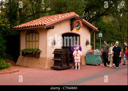 Touristen zu Fuß vorbei an The Crows Nest im Disneys Magic Kingdom, Orlando, Florida, USA. Stockfoto