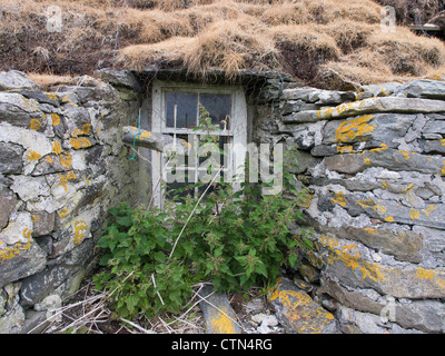 Alte Fenster Croft Haus, Berneray, Schottland Stockfoto