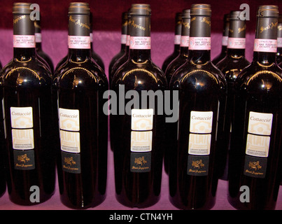 Flaschen Chianti Superiore auf Verkauf im Weingut in der Nähe von Florenz, Italien Stockfoto
