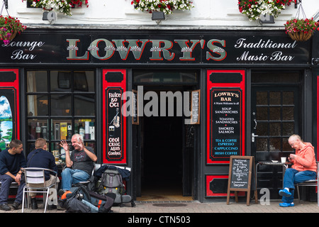 Ein traditionelles irisches Pub in Clifden, Connemara, Co. Galway, Irland. Stockfoto