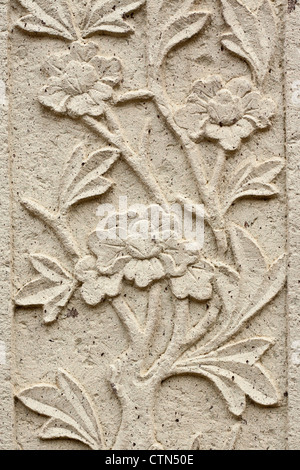 Schnitzereien von Blumen, langlebige Schönheit aus Stein und zeitlos. Stockfoto