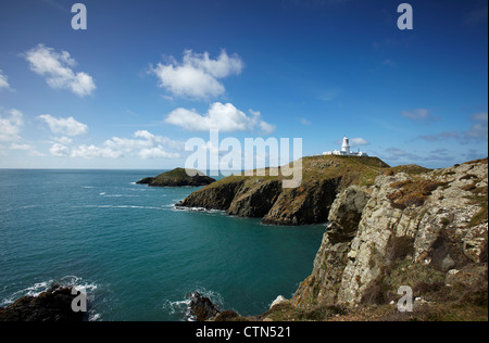 Stolperfallen Head Leuchtturm, in der Nähe von Fishguard, West Wales, UK Stockfoto