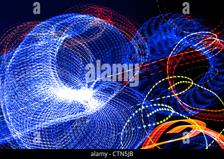 Bewegungsunschärfe Effekt der overhead Straße Illuminations - Frankreich. Stockfoto