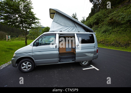 Mazda Bongo Frendee Wohnmobil, mit dem erhöhten Dach abgestellt Stockfoto