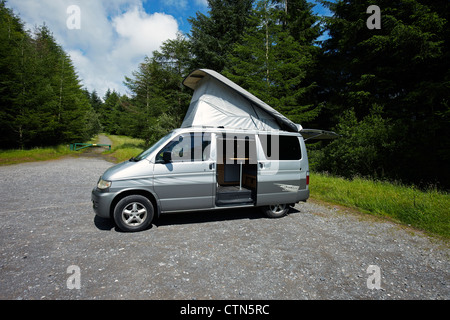 Mazda Bongo Frendee Wohnmobil, mit dem erhöhten Dach abgestellt Stockfoto