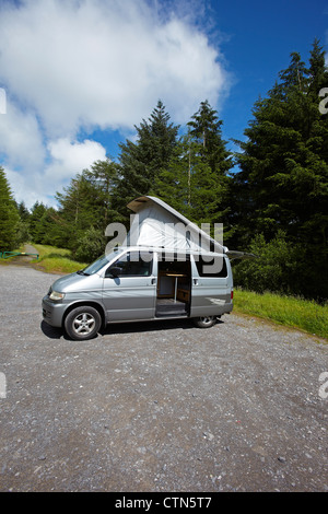 Mazda Bongo Frendee Wohnmobil, mit dem erhöhten Dach abgestellt Stockfoto