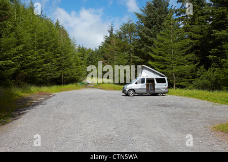 Mazda Bongo Frendee Wohnmobil, mit dem erhöhten Dach abgestellt Stockfoto