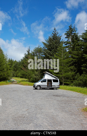 Mazda Bongo Frendee Wohnmobil, mit dem erhöhten Dach abgestellt Stockfoto