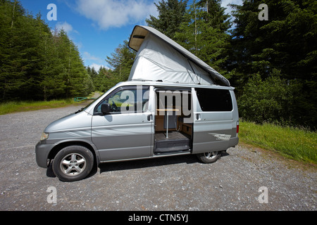 Mazda Bongo Frendee Wohnmobil, mit dem erhöhten Dach abgestellt Stockfoto