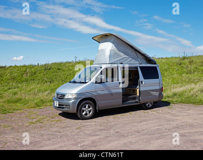 Mazda Bongo Frendee Wohnmobil, mit dem erhöhten Dach abgestellt Stockfoto