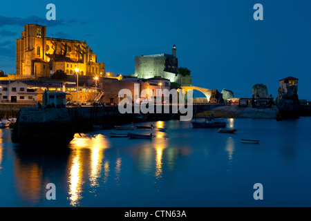 Einbruch der Dunkelheit in Castro Urdiales, Kantabrien, Spanien Stockfoto