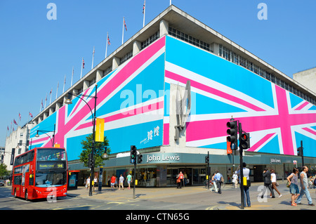 John Lewis Kaufhaus in der Oxford Street mit einer riesigen Union Flag umhüllt, um den Sponsorenstatus der Geschäfte während der Londoner 2012 zu bewerben Stockfoto