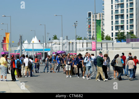 Die Warteschlange am Sicherheits-Check in Einstiegspunkt für Medien & Presse im 2012 Olympic Park mit Athleten Dorf jenseits nur zur redaktionellen Nutzung Stockfoto