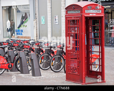 Traditionellen roten britischen Telefon befindet sich in der ungewöhnlichen Umgebung eines Einkaufszentrums in Lille, Nordfrankreich Stockfoto