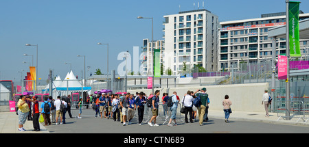 Medien Personal Warteschlangen an Sicherheitsschleusen in London 2012 Olympische Park mit Team GB Unterkunft Block darüber hinaus nur zur redaktionellen Nutzung Stockfoto