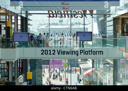 Einkäufer auf dem Innenraum 2012 Aussichtsplattform im Westfield Einkaufszentrum Blick auf die wichtigsten Olympischen Spiele Sportstadion London Stratford Newham England Stockfoto