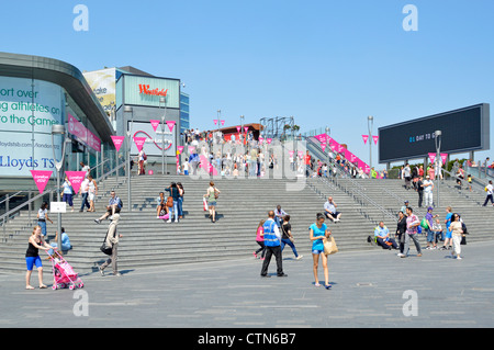 Treppen hinauf zum Westfield Stratford City Shopping Centre & Zugang zum London 2012 Olympic Park mit zusätzlichen bunten Schildern Newham East London UK Stockfoto