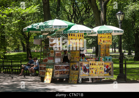 Hot Dog und Eis Bürgersteig Lieferanten, Central Park, NYC Stockfoto