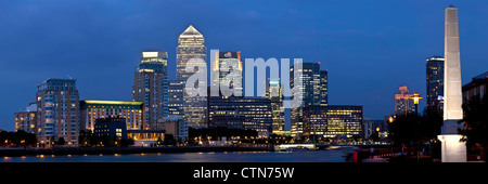 Canary Wharf Financial District in der Nacht, betrachtet über die Themse, London, England Stockfoto