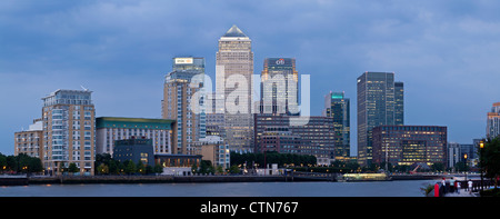 Canary Wharf Financial District in der Abenddämmerung, betrachtet über die Themse, London, England Stockfoto