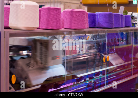 Die bunten Kegel Threads aus Textilfabrik Stockfoto