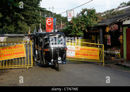 TukTuk-Taxi und Geschäfte in Kataragama, Sri Lanka Stockfoto