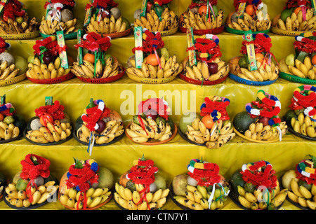 Obst-Angebote zu Tempel, Katagarama, Sri Lanka Stockfoto