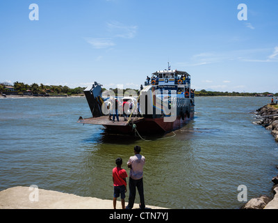 Auto, Che Guevara auf der Insel Ometepe im Nicaragua-See mit Autos und Menschen verlassen Ometepe geladen, Fähranleger, Nicaragua. Stockfoto