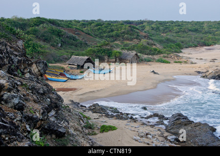 Angeln-Hütten und Auslegerboote am Strand, Bundala Nationalpark, Sri Lanka Stockfoto