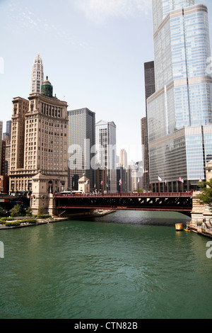 Skyline von Chicago von einem Sightseeing-Boot auf dem Chicago River Stockfoto