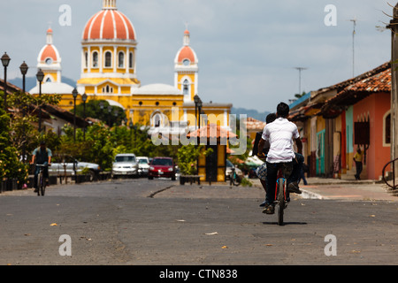 Straßenszene in der historischen Kathedrale von Granada in Granada, Nicaragua. Stockfoto