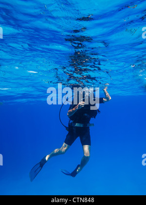 Scuba Diver steigt ins blaue Wasser auf Korallenriff Karibik von Little Corn Island, Nicaragua. Stockfoto